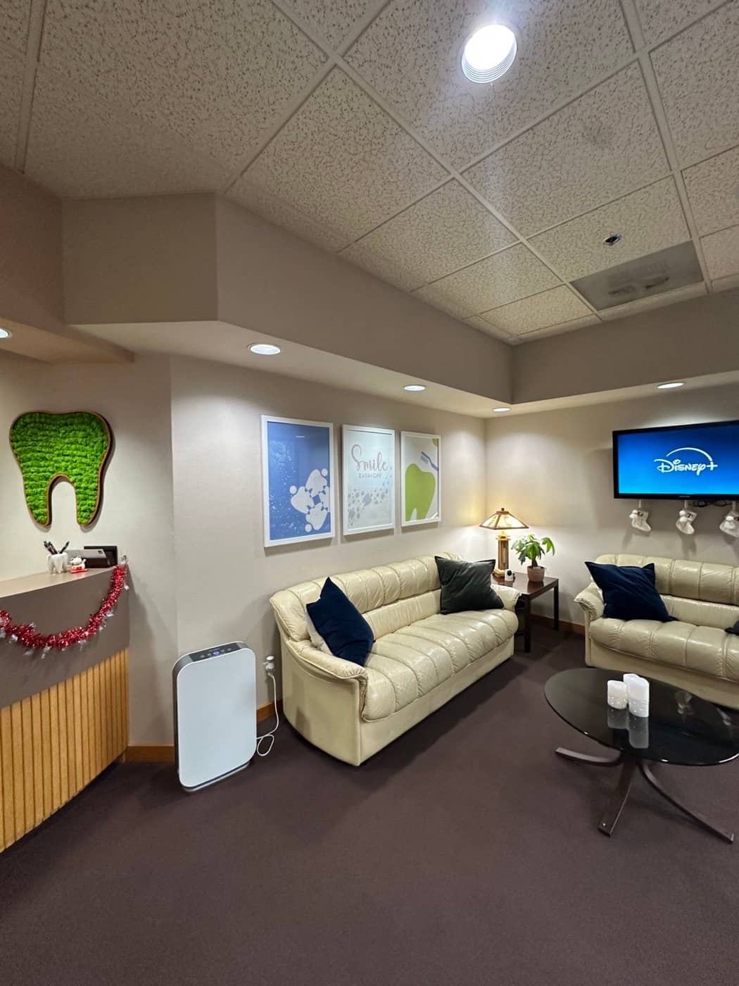 The waiting room with sofas and the moss tooth wall